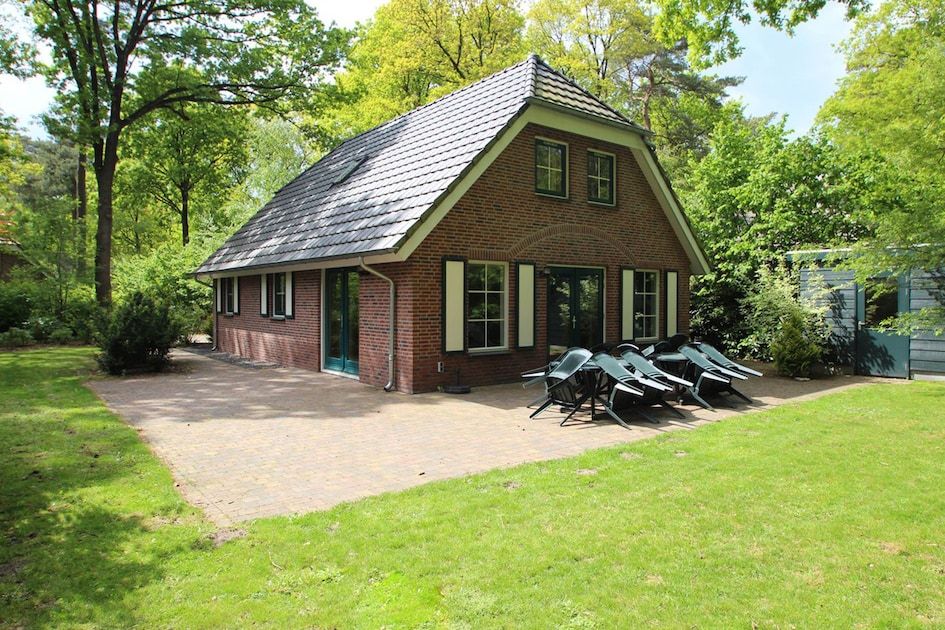 Die Villa Zandduin mit Sauna 10 in Hooghalen, Drenthe, bietet ein ruhiges Ferienhaus mit einer sonnigen Terrasse und einer gruenen Umgebung.