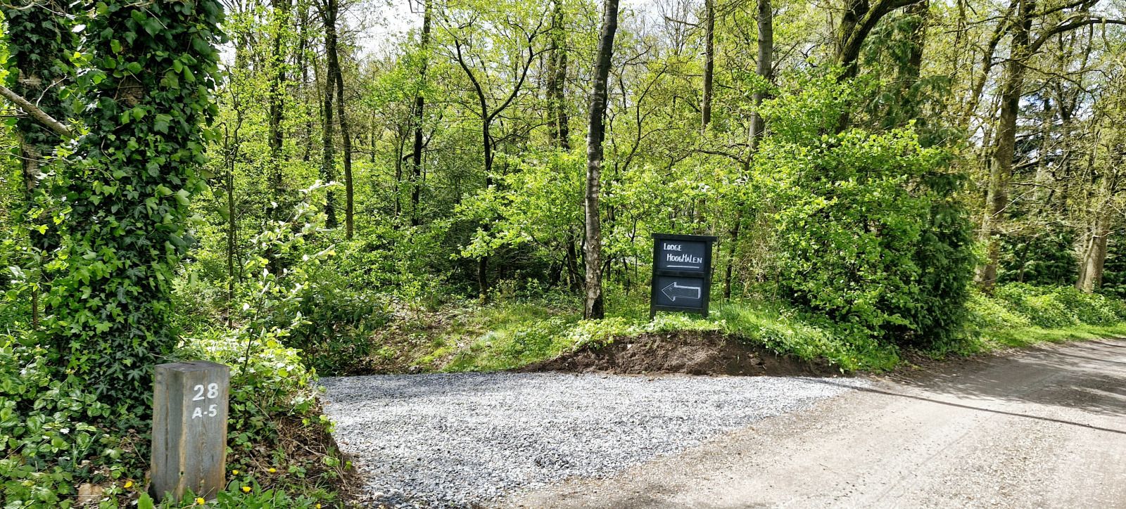 Toegangsweg naar DG1928 vakantiehuis in het groene Hooghalen, Drenthe.