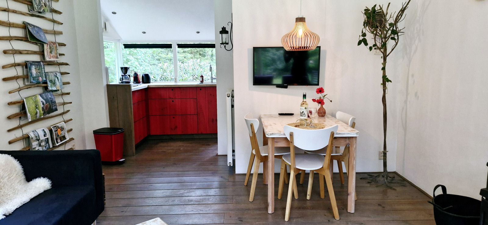 Gezellige eetkamer met uitzicht in DG1928 vakantiehuis, Hooghalen.