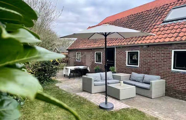 Veranda van Vakantiehuisje in Hooghalen met comfortabele zitplek, ideaal voor ontspanning in Midden Drenthe, Drenthe.