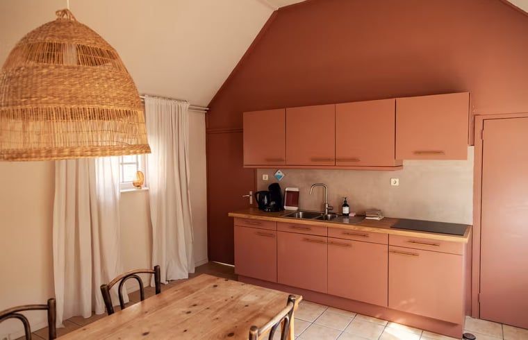 Gezellige keuken in Vakantiehuisje in Hooghalen, perfect voor koken tijdens je verblijf in Midden Drenthe, Drenthe.
