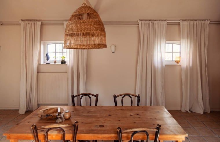 Eetkamer in Vakantiehuisje in Hooghalen met houten tafel, gezellig dineren in Midden Drenthe, Drenthe.