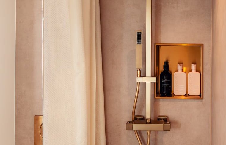 Luxe badkamer met regendouche in Vakantiehuisje in Hooghalen, ontspannen verblijf in Midden Drenthe, Drenthe.