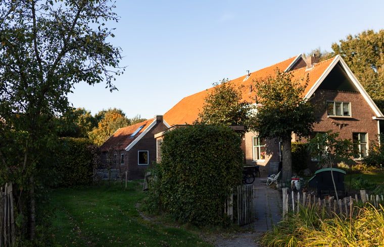 Charmante tuin bij Vakantiehuisje in Hooghalen, rustige omgeving in Midden Drenthe, Drenthe.