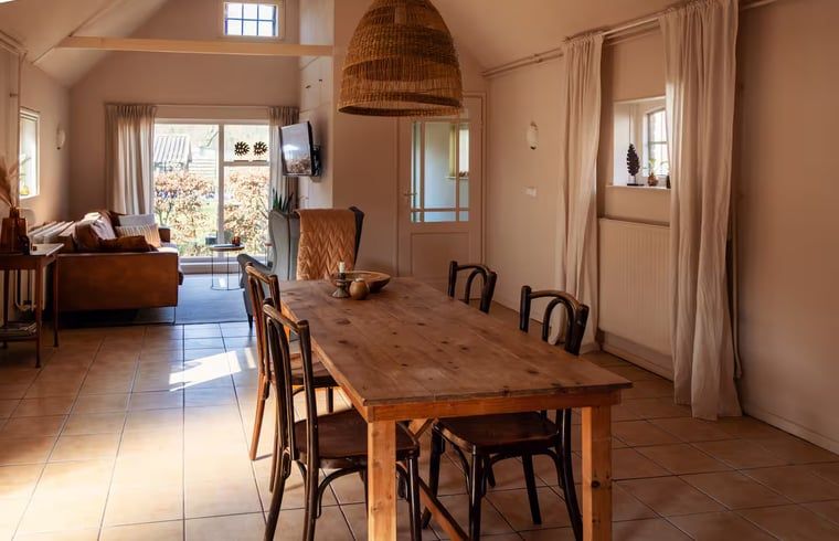 Ruime eetkamer in Vakantiehuisje in Hooghalen, ideaal voor gezelligheid in Midden Drenthe, Drenthe.