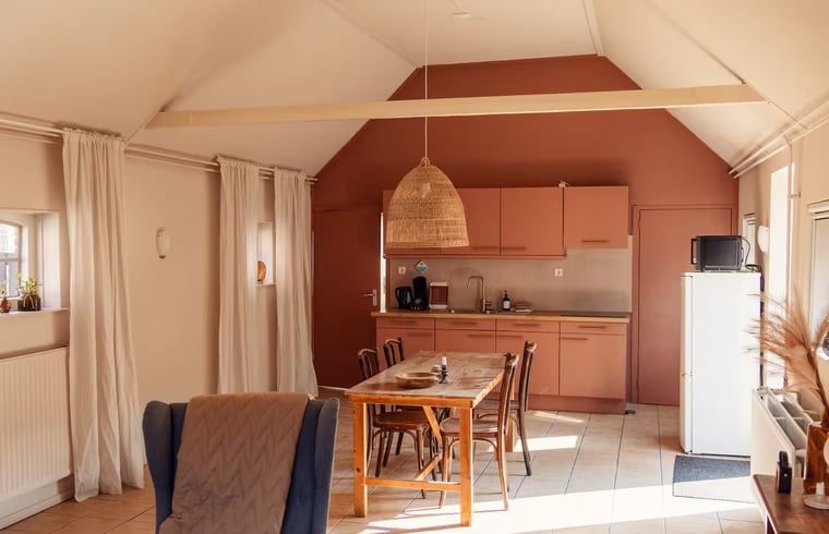 Open keuken en eetruimte in Vakantiehuisje in Hooghalen, moderne voorzieningen in Midden Drenthe, Drenthe.
