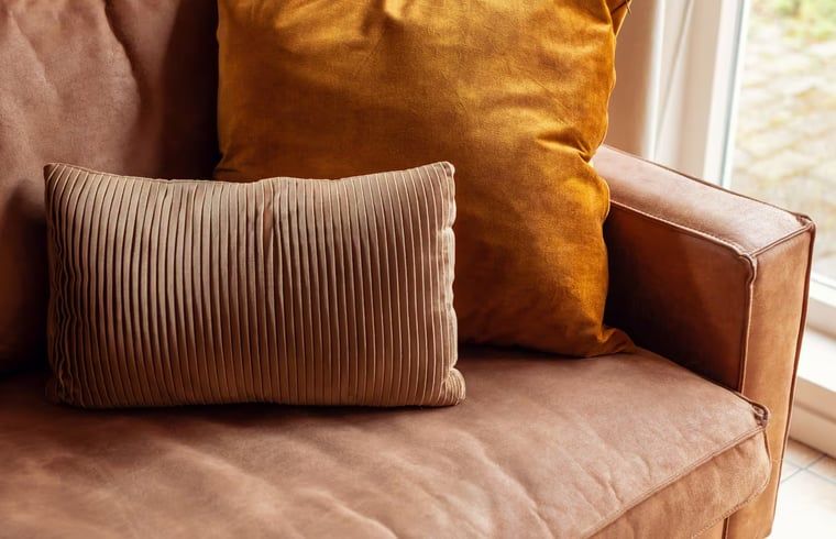 Comfortabele bank in Vakantiehuisje in Hooghalen, ontspannen sfeer in Midden Drenthe, Drenthe.