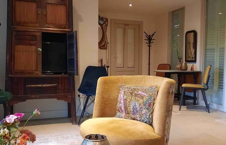 Gemuetliche Sitzecke im Cottage in Eesergroen, Ferienhaus in Eesergroen, mit Kunst an den Waenden.