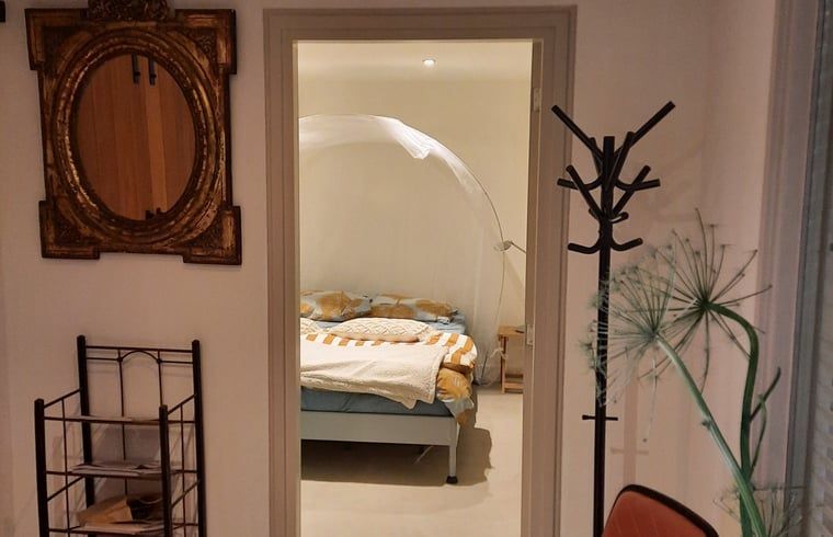 Helles Wohnzimmer in Cottage in Eesergroen, modern eingerichtete Ferienunterkunft in Zentral-Drenthe.