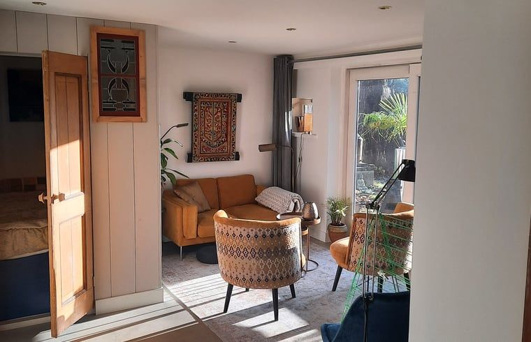 Blick auf den Garten vom Wohnzimmer des Huisje in Eesergroen, Ferienhaus in Drenthe.