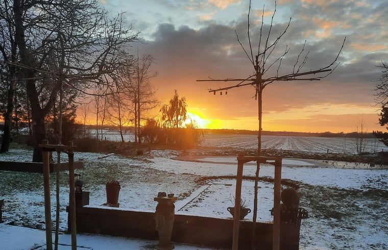 Geraeumiger Eingang zum Huisje in Eesergroen, einem Ferienhaus in Zentral-Drenthe mit stilvoller Einrichtung.