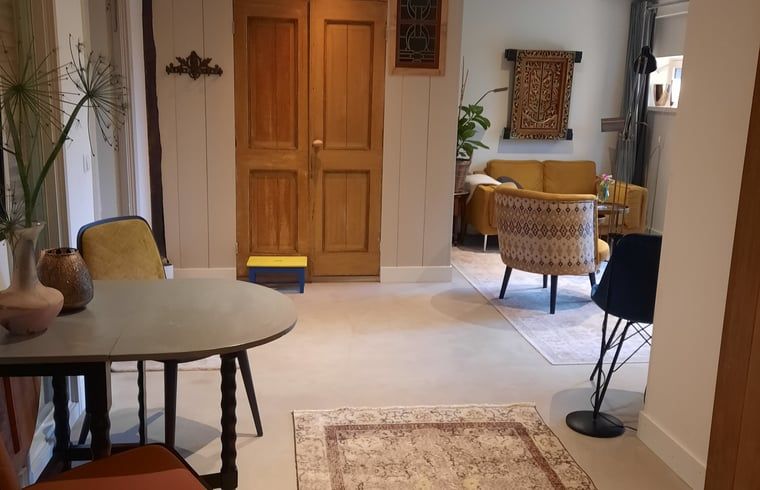 Elegantes Esszimmer im Ferienhaus in Eesergroen, Ferienunterkunft in Drenthe mit langem Esstisch.