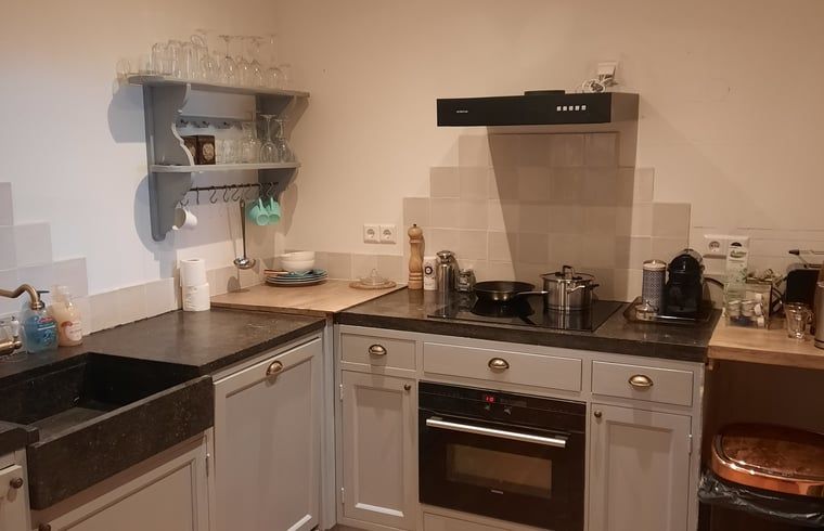 Sonnige Terrasse von Haus in Eesergroen, Ferienhaus in Zentral-Drenthe mit bequemen Liegestuehlen.