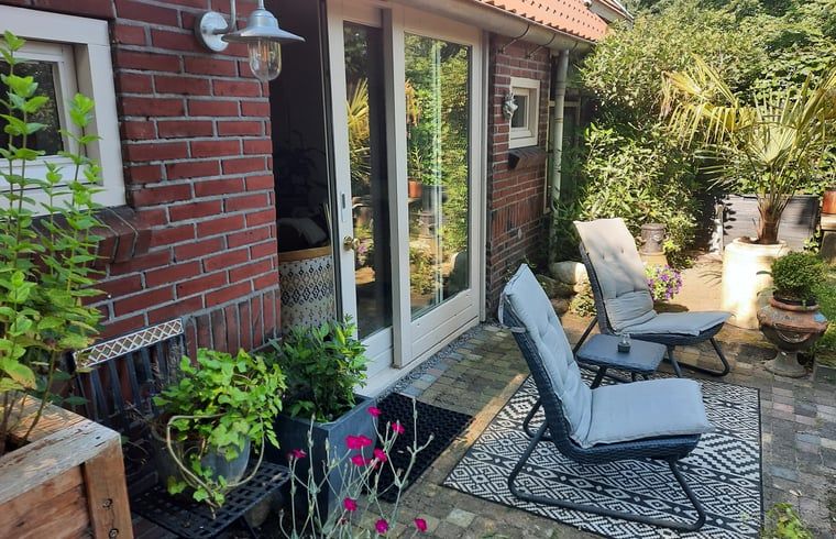 Gemuetliche Essecke im Cottage in Eesergroen, Ferienunterkunft in Drenthe mit Vintage-Dekor.