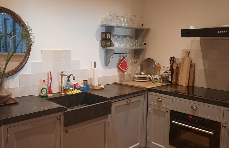 Attraktive Kueche in Cottage in Eesergroen, Ferienhaus in Eesergroen, Drenthe mit modernen Geraeten.