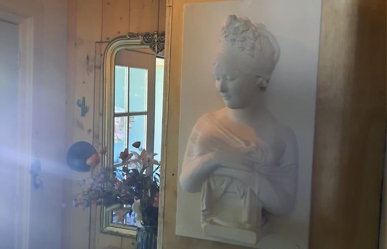 Kunstvolle Dekoration im Ferienhaus in Eesergroen, Ferienhaus in Zentral-Drenthe mit Skulptur.