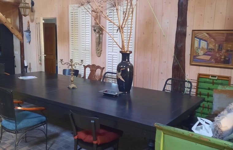 Stilvolles Esszimmer im Ferienhaus in Eesergroen, Ferienunterkunft in Drenthe mit grossem Tisch.