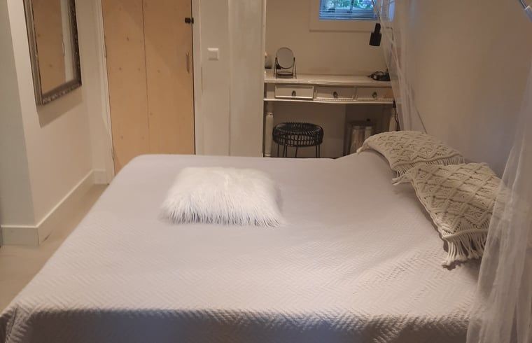 Komfortables Schlafzimmer in Cottage in Eesergroen, modern eingerichtete Ferienunterkunft in Drenthe.