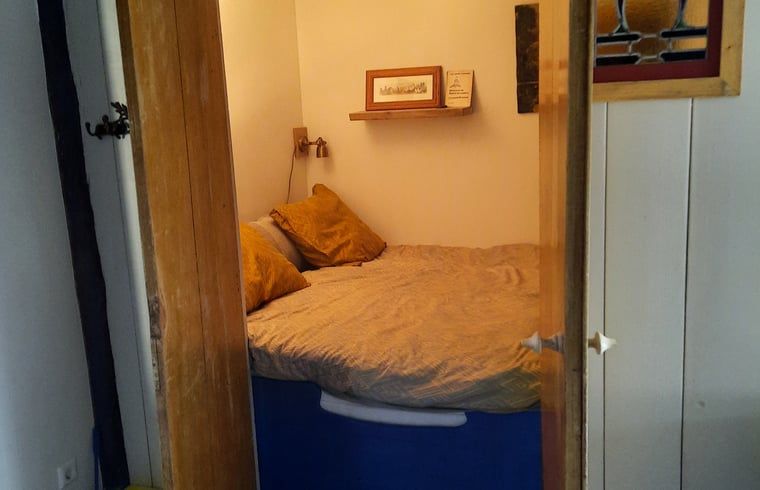 Gemuetliches Schlafzimmer in Cottage in Eesergroen, Ferienhaus in Zentral-Drenthe mit warmer Atmosphaere.