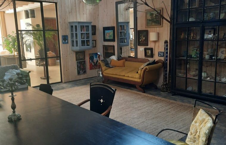 Geraeumiges Wohnzimmer in Cottage in Eesergroen, Ferienunterkunft in Drenthe mit Vintage-Moebeln.