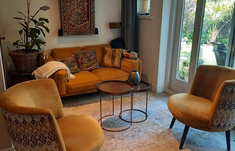 Gemuetliche Sitzecke im Cottage in Eesergroen, Ferienhaus in Eesergroen, Drenthe mit bunten Kissen.