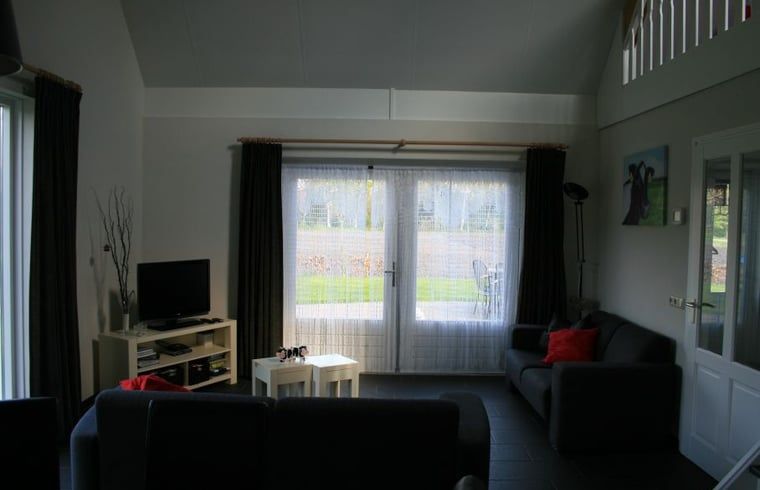 Gezellige woonkamer van Huisje in Eesergroen, vakantiehuis in Midden Drenthe met comfortabele zithoek.