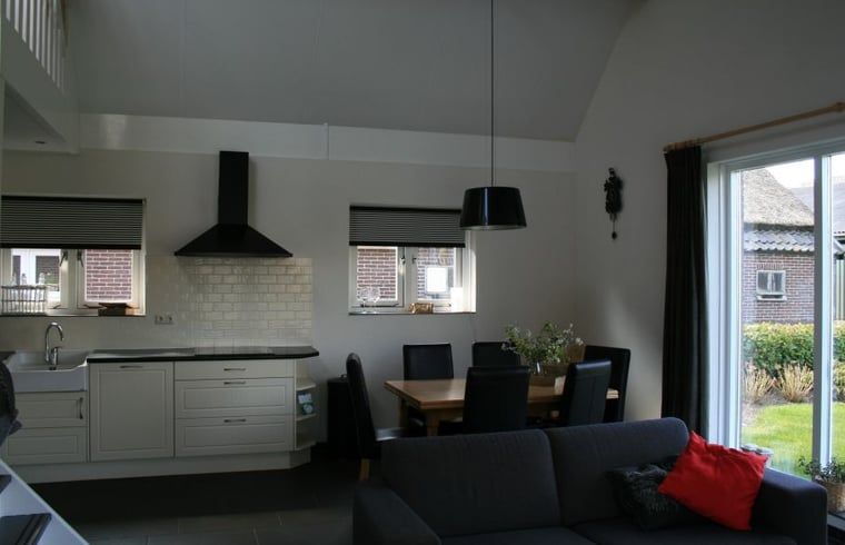 Moderne keuken en eetruimte in Huisje in Eesergroen, vakantiehuis in Eesergroen, Drenthe.