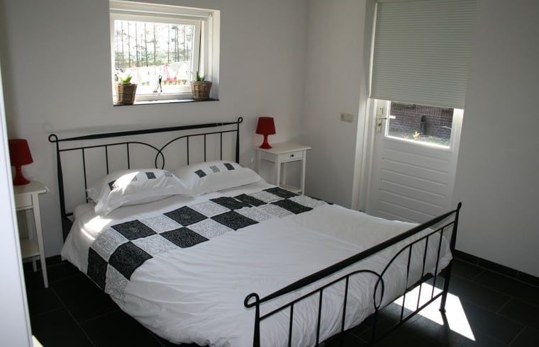 Lichte slaapkamer in Huisje in Eesergroen, vakantiehuis in Eesergroen, Drenthe met comfortabel tweepersoonsbed.