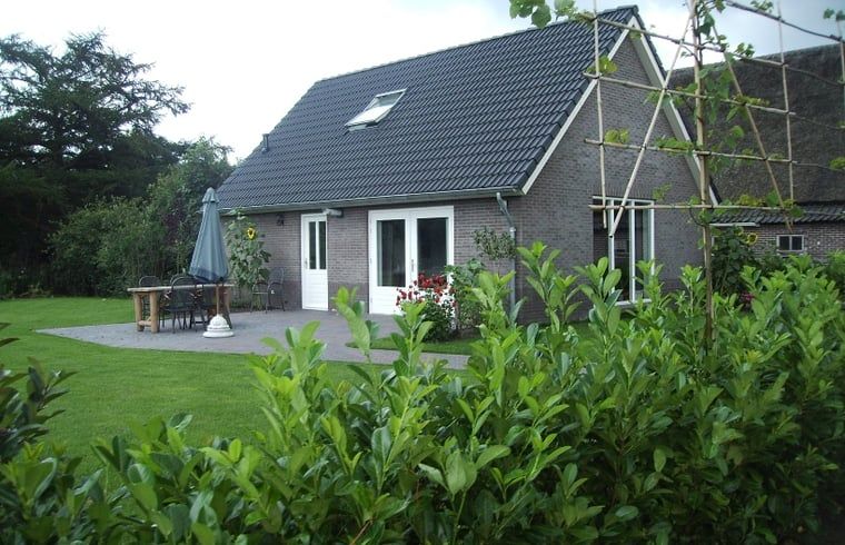 Zonnig terras bij Huisje in Eesergroen, vakantiehuis in Eesergroen, Drenthe met tuinmeubilair.