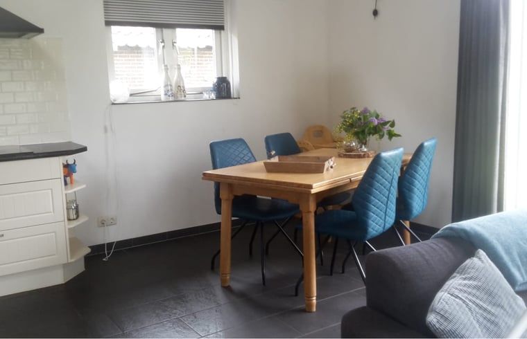 Eethoek in de keuken van Huisje in Eesergroen, vakantiehuis in Midden Drenthe met gezellige sfeer.