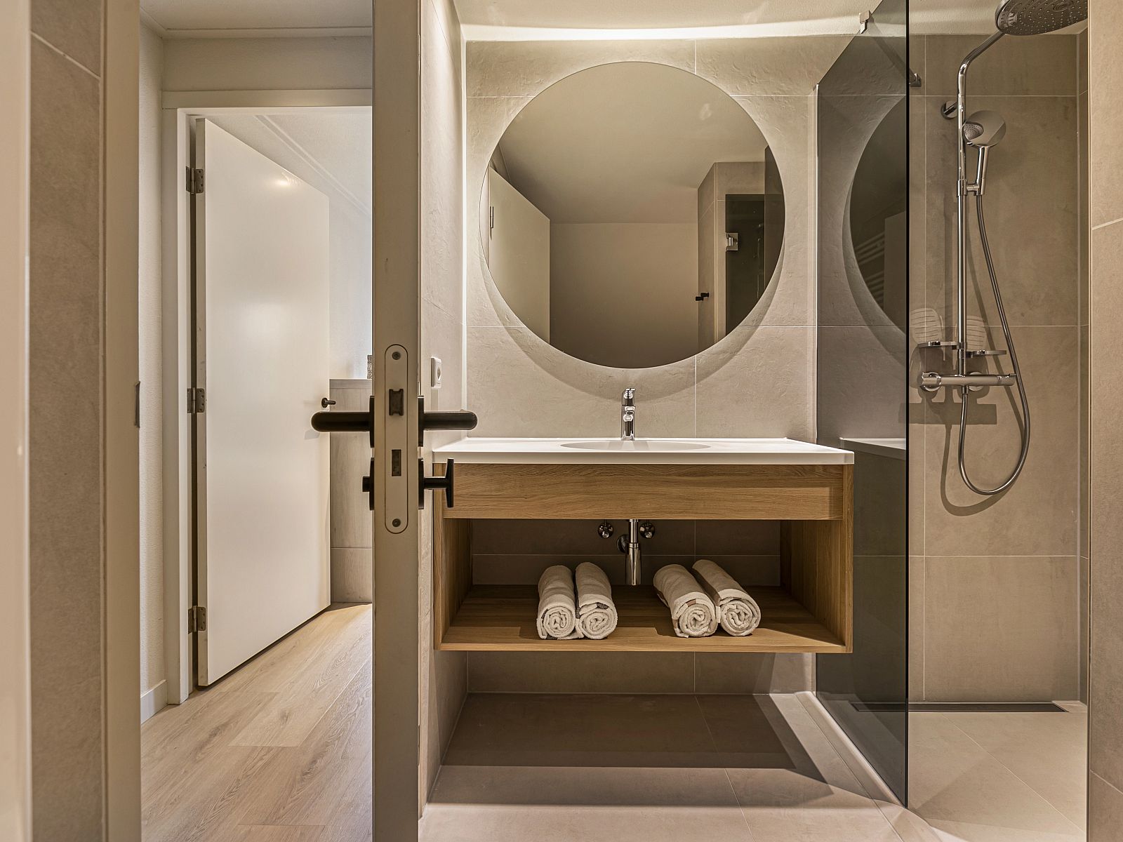 Verblijf 1732109 - Bungalow Midden Drenthe - Hof van Saksen | 10-persoons Wellness Lake view boerderij | 