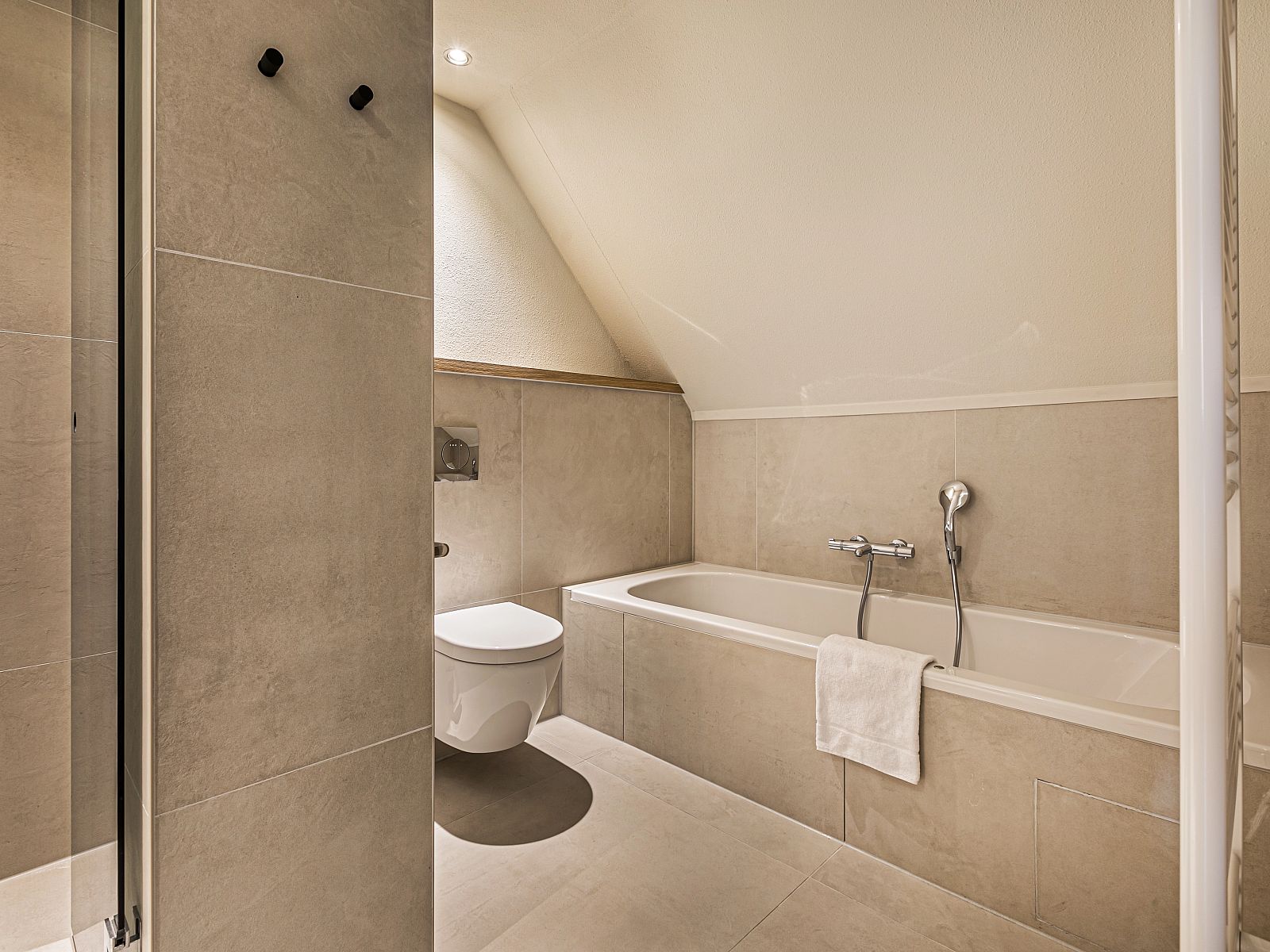 Verblijf 1732109 - Bungalow Midden Drenthe - Hof van Saksen | 10-persoons Wellness Lake view boerderij | 