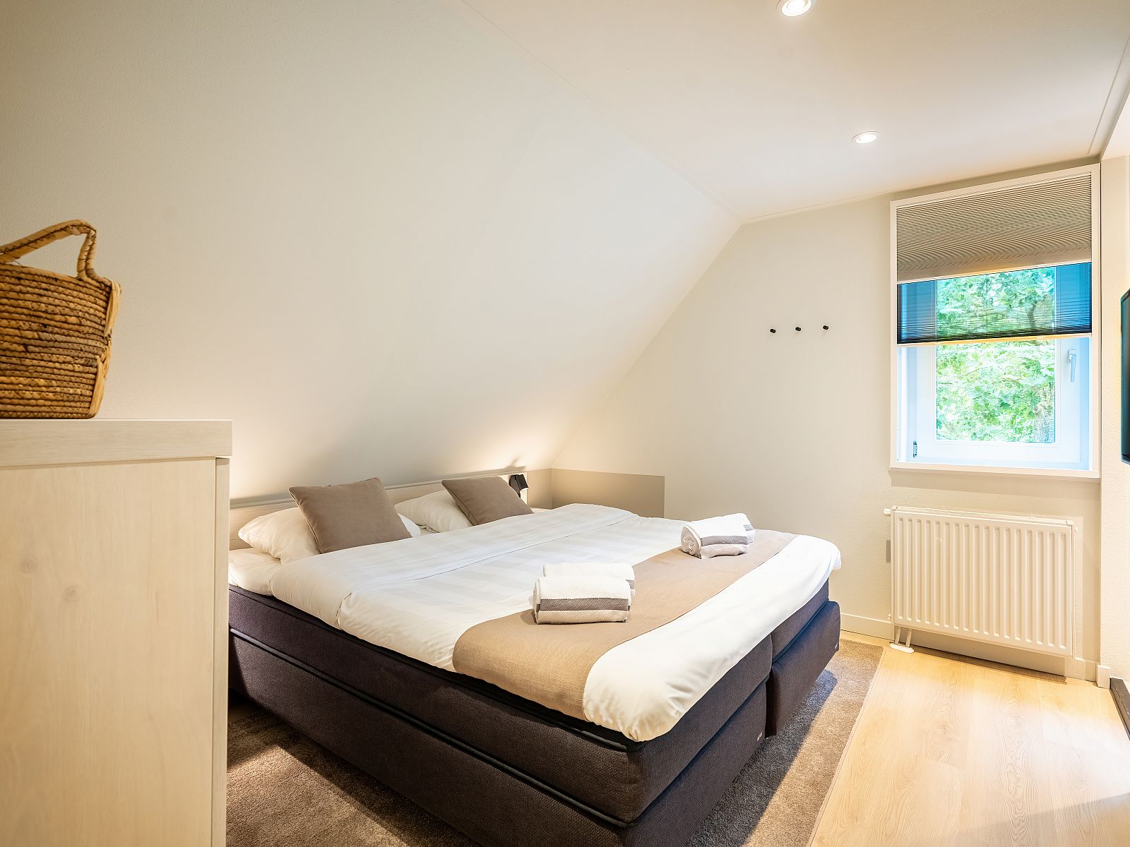 Luxury bathroom in Hof van Saksen 8-person farmhouse 8L, Nooitgedacht, Midden Drenthe, with walk-in shower and bathtub.
