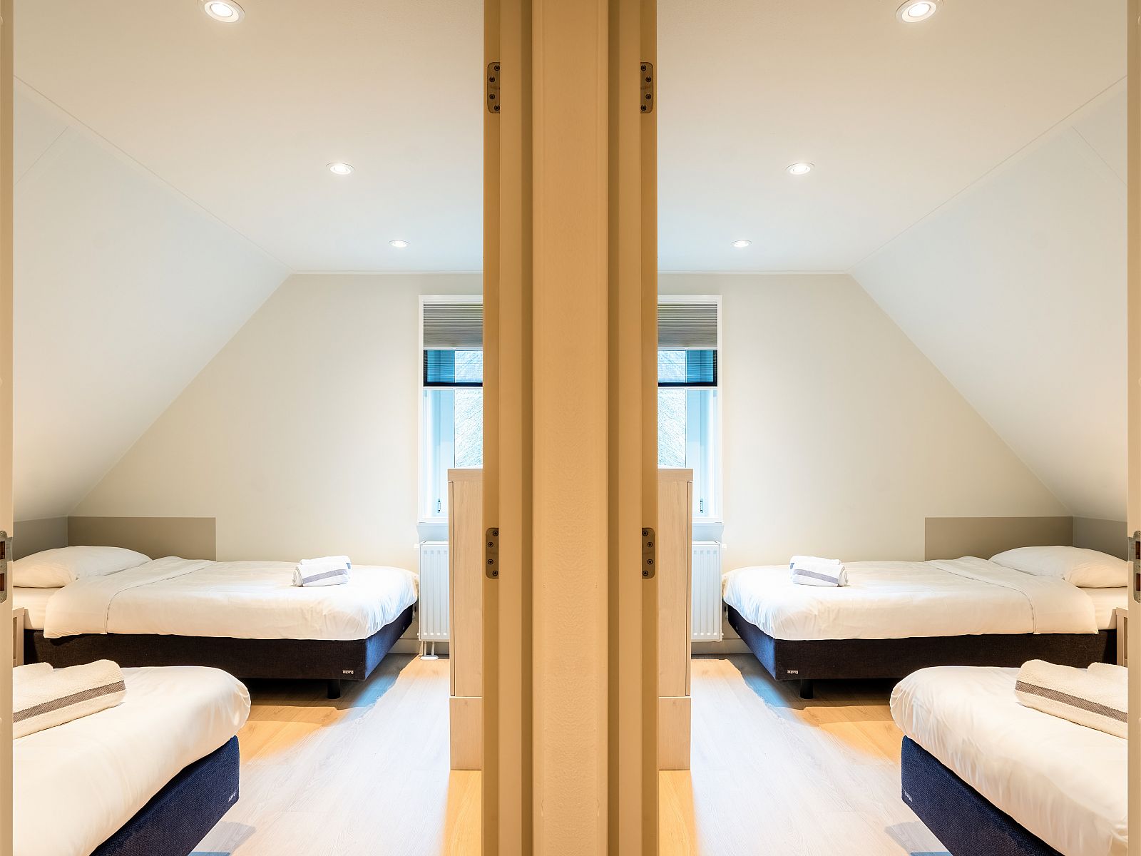 Bedroom with two single beds in Hof van Saksen 8-bed farmhouse 8L, Nooitgedacht, Midden Drenthe.