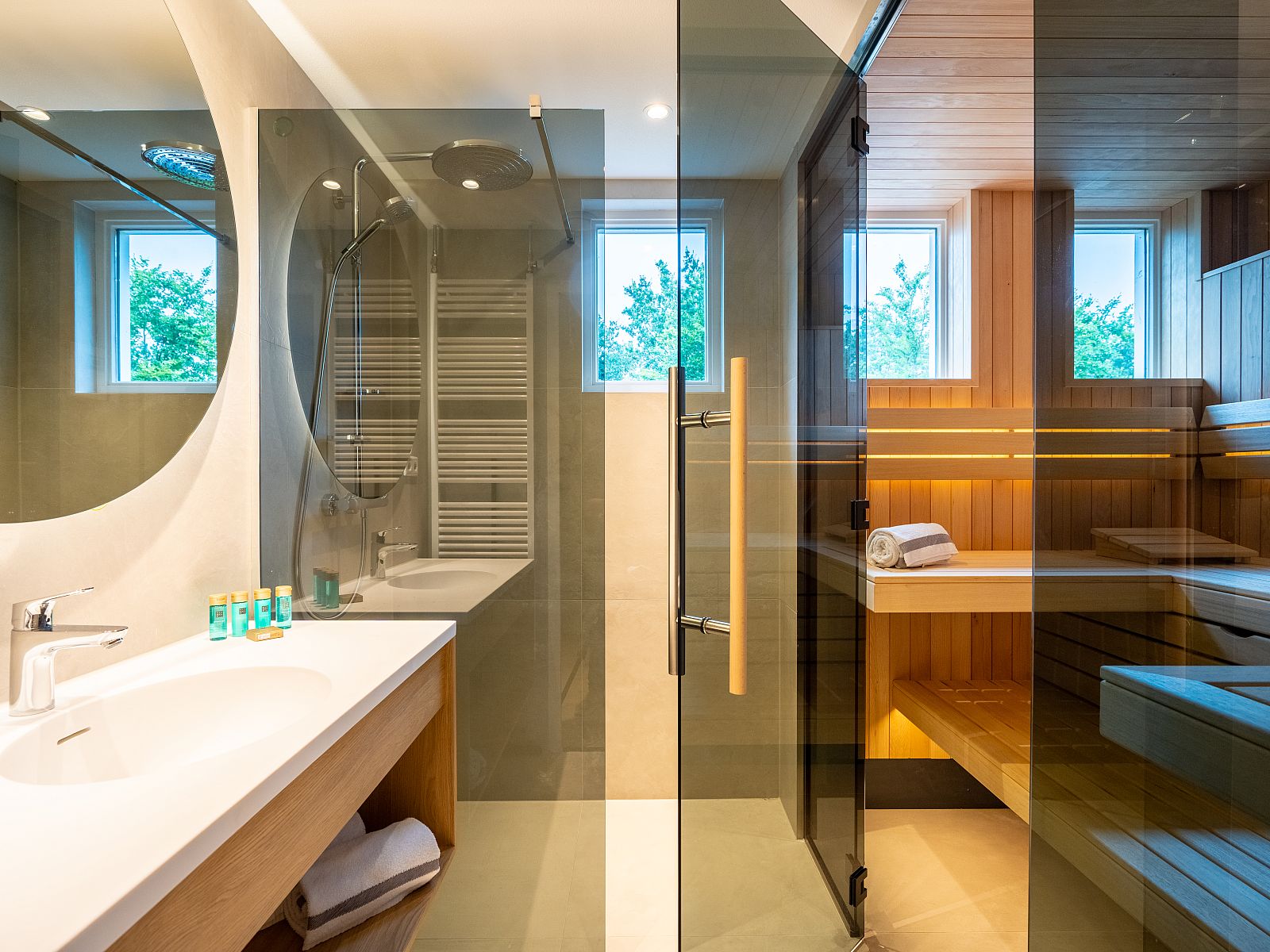 Floor plan of first floor in Hof van Saksen 8-bed farmhouse 8L, Nooitgedacht, Drenthe, with overview of layout.