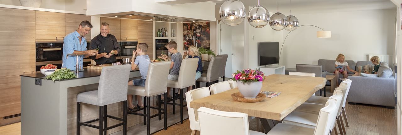 Stijlvolle badkamer in Hof van Saksen 12-persoons Culinaire boerderij in Nooitgedacht, Drenthe met moderne voorzieningen.