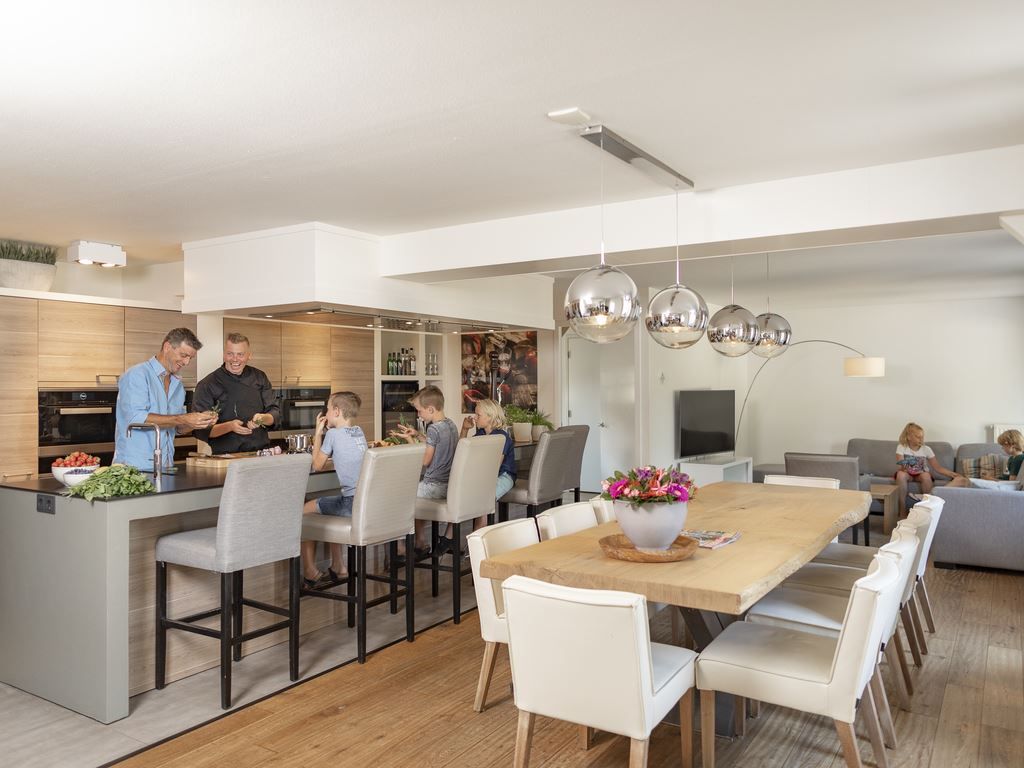 Kinderen koken samen in Hof van Saksen 12-persoons Culinaire boerderij in Nooitgedacht, Drenthe voor een leuke culinaire ervaring.