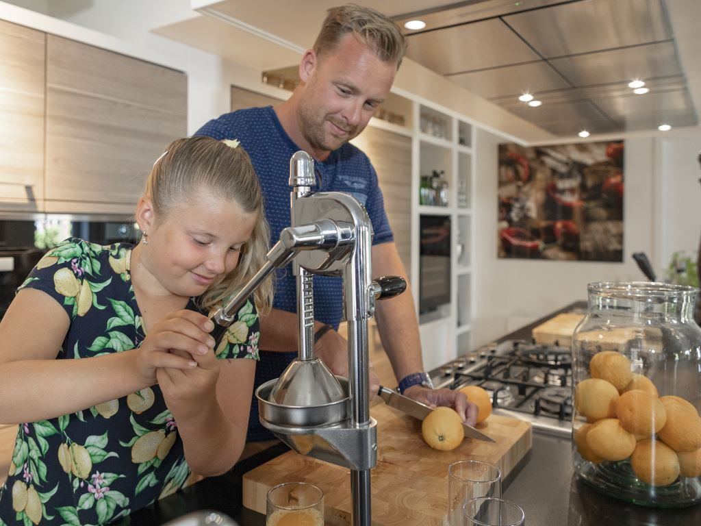 Comfortabele slaapkamer in Hof van Saksen 12-persoons Culinaire boerderij in Nooitgedacht, Drenthe met sfeervolle verlichting.