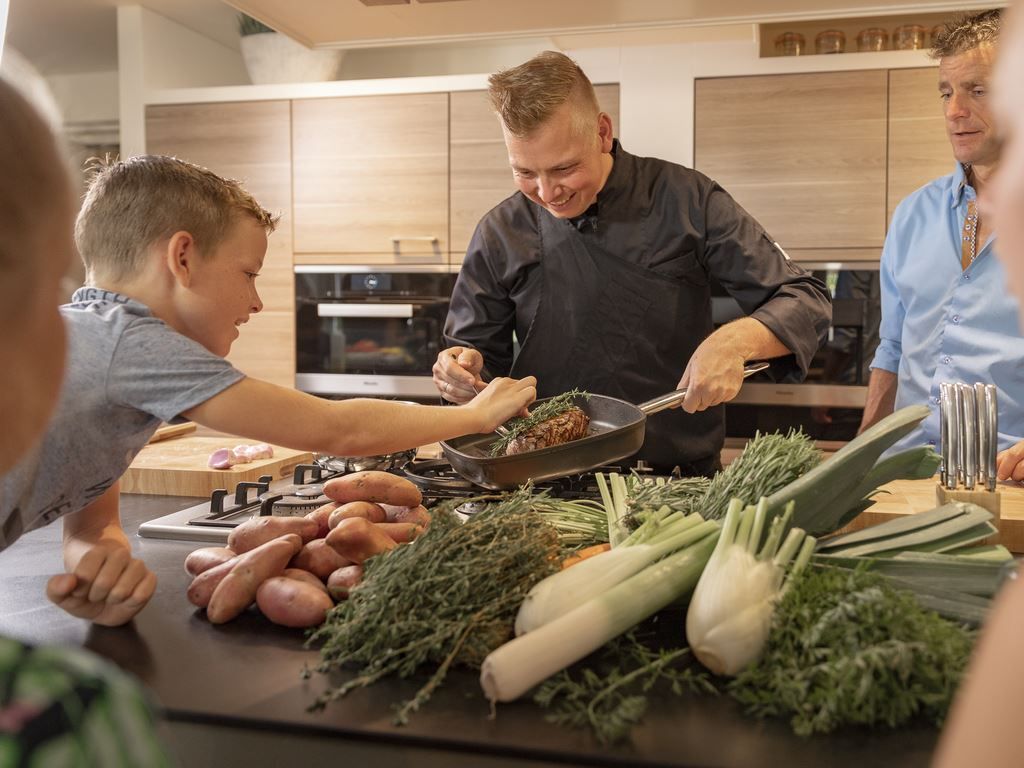 Lichte slaapkamer met dakraam in Hof van Saksen 12-persoons Culinaire boerderij in Nooitgedacht, Drenthe.