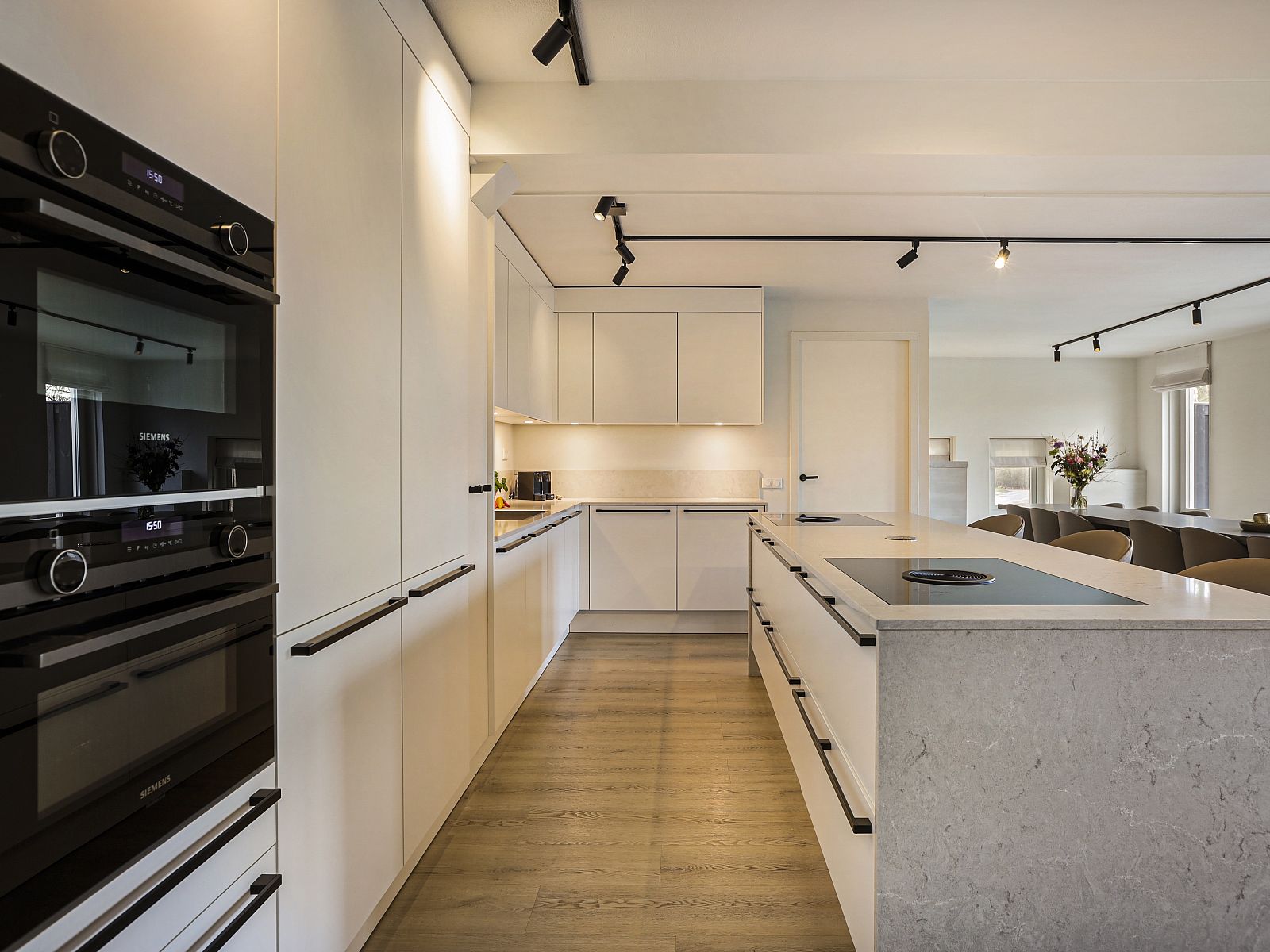 Ruime keuken en eetkamer in Hof van Saksen 18-persoons boerderij, Nooitgedacht, Drenthe met moderne faciliteiten.