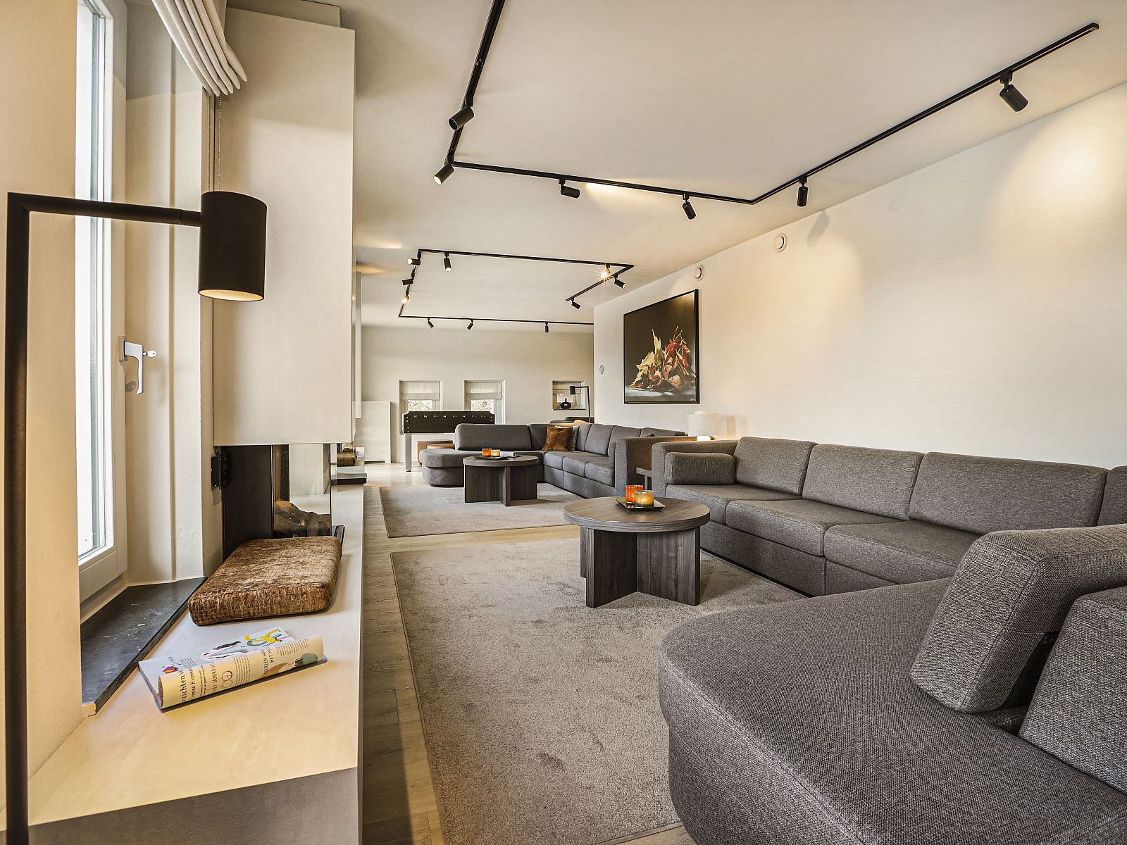 Moderne keukenapparatuur in Hof van Saksen 18-persoons boerderij, Nooitgedacht, Drenthe met dubbele ovens en kookeiland.