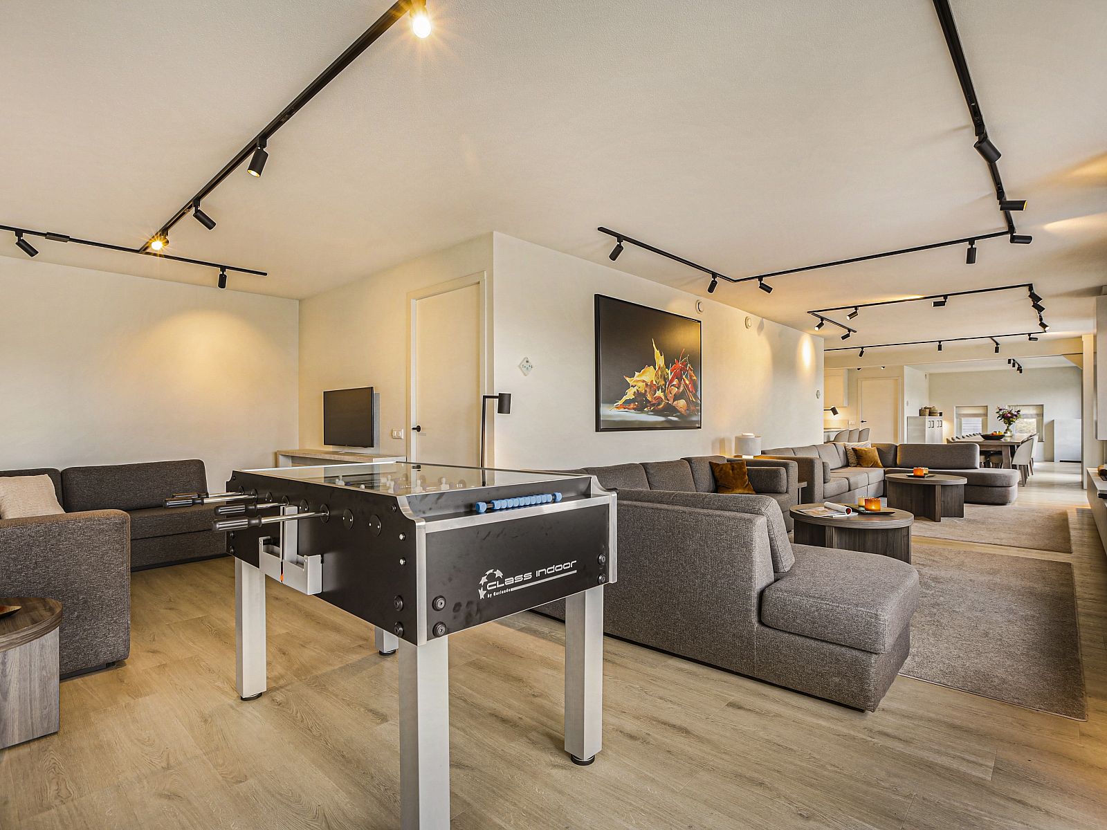 Stijlvolle wastafel in Hof van Saksen 18-persoons boerderij, Nooitgedacht, Drenthe met moderne kranen en strakke afwerking.