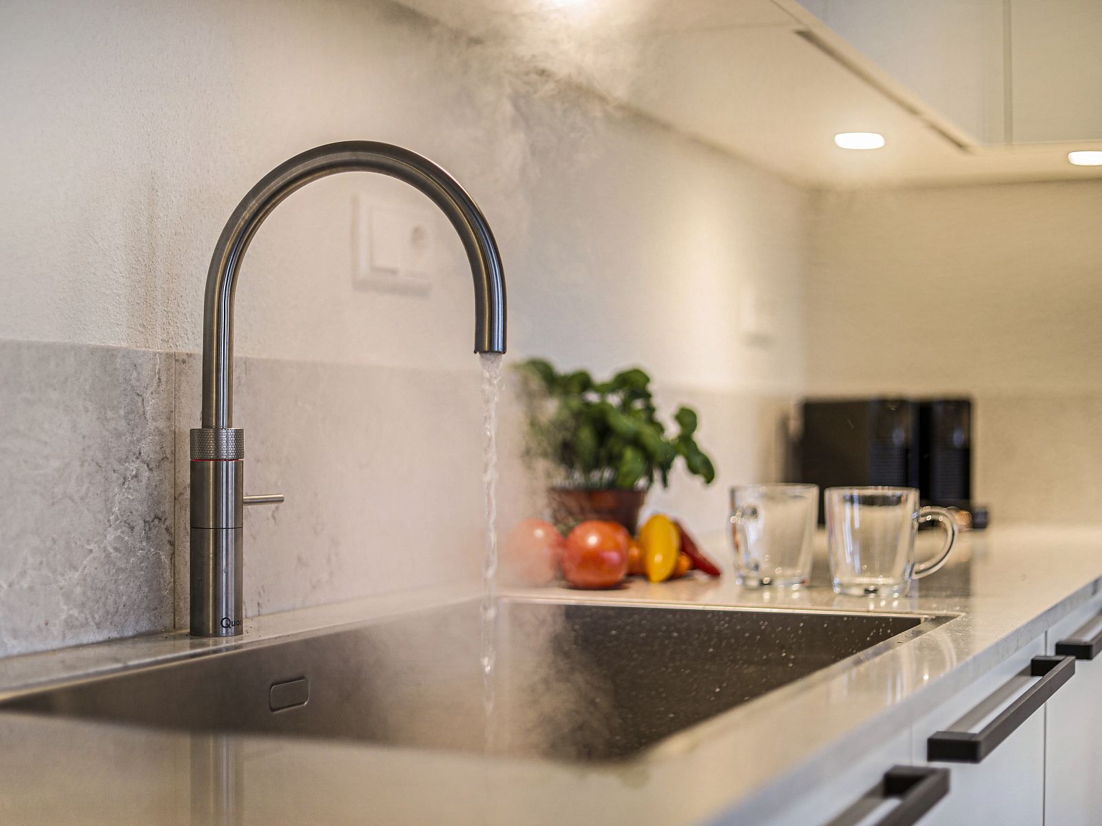 Interieur van de sauna in Hof van Saksen 18-persoons boerderij, Nooitgedacht, Drenthe met houten banken en emmer.