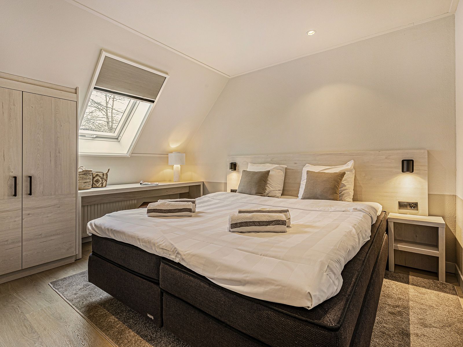 Slaapkamer met ensuite badkamer in Hof van Saksen 18-persoons boerderij, Nooitgedacht, Drenthe voor privacy en comfort.