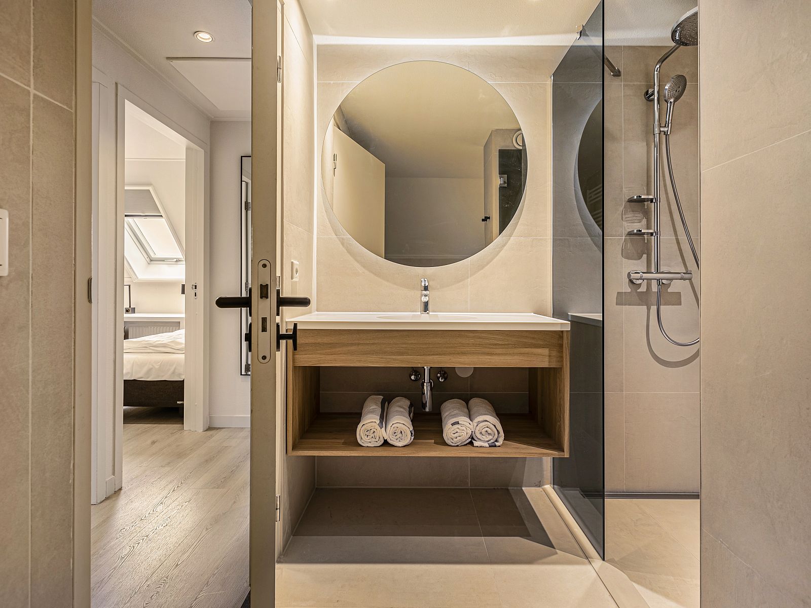 Luxe badkamer met bad in Hof van Saksen 18-persoons boerderij, Nooitgedacht, Drenthe voor ontspanning en rust.