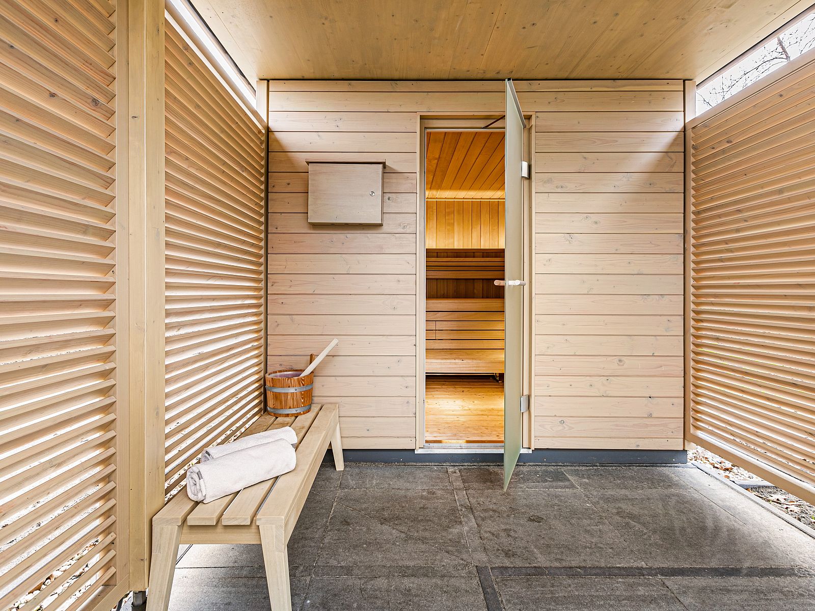 Plattegrond begane grond Hof van Saksen 18-persoons boerderij, Nooitgedacht, Drenthe met indeling van kamers en faciliteiten.