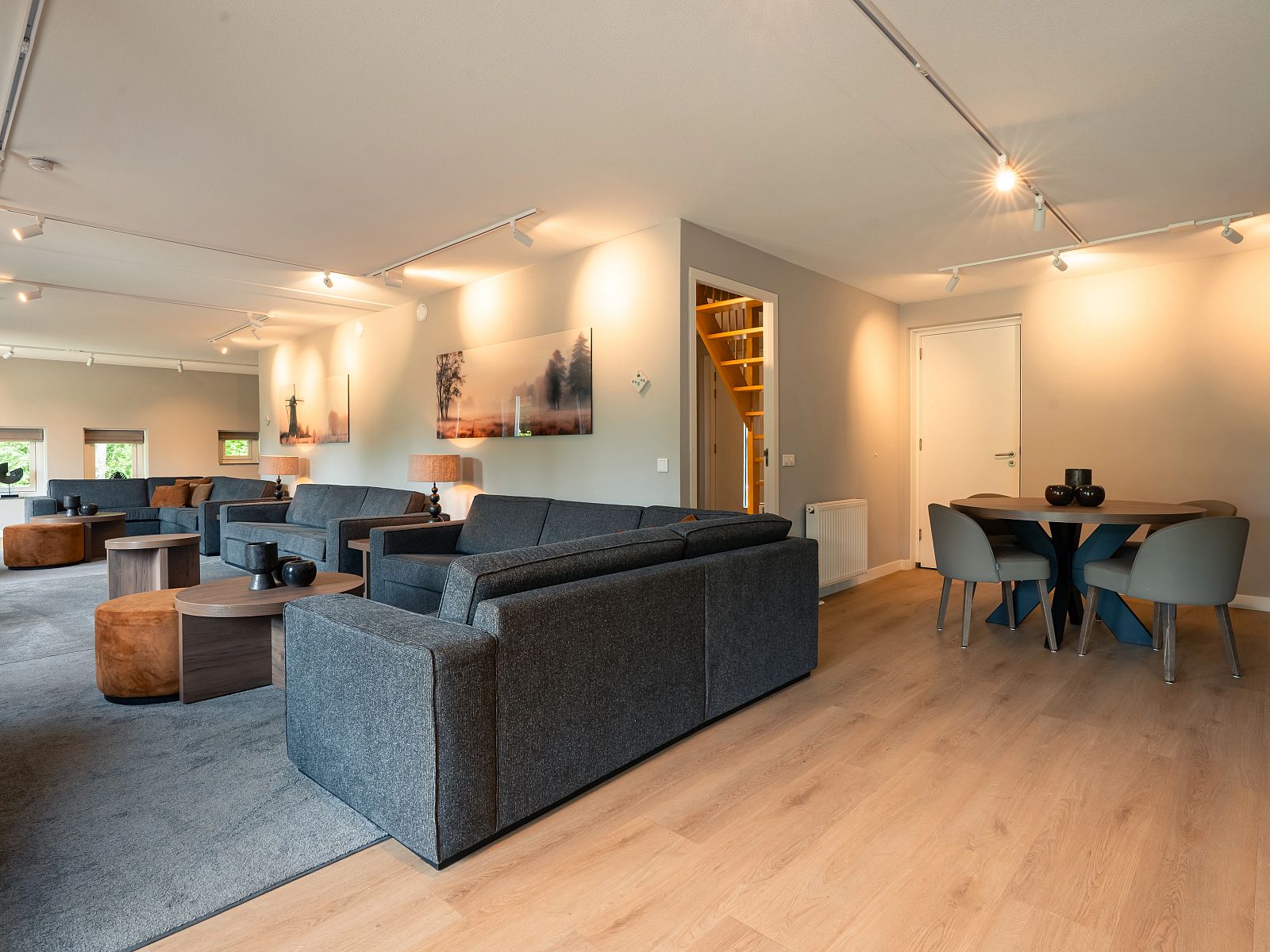 Comfortabele slaapkamer met tweepersoonsbed in Hof van Saksen 24-persoons boerderij, een serene vakantiebestemming in Drenthe.