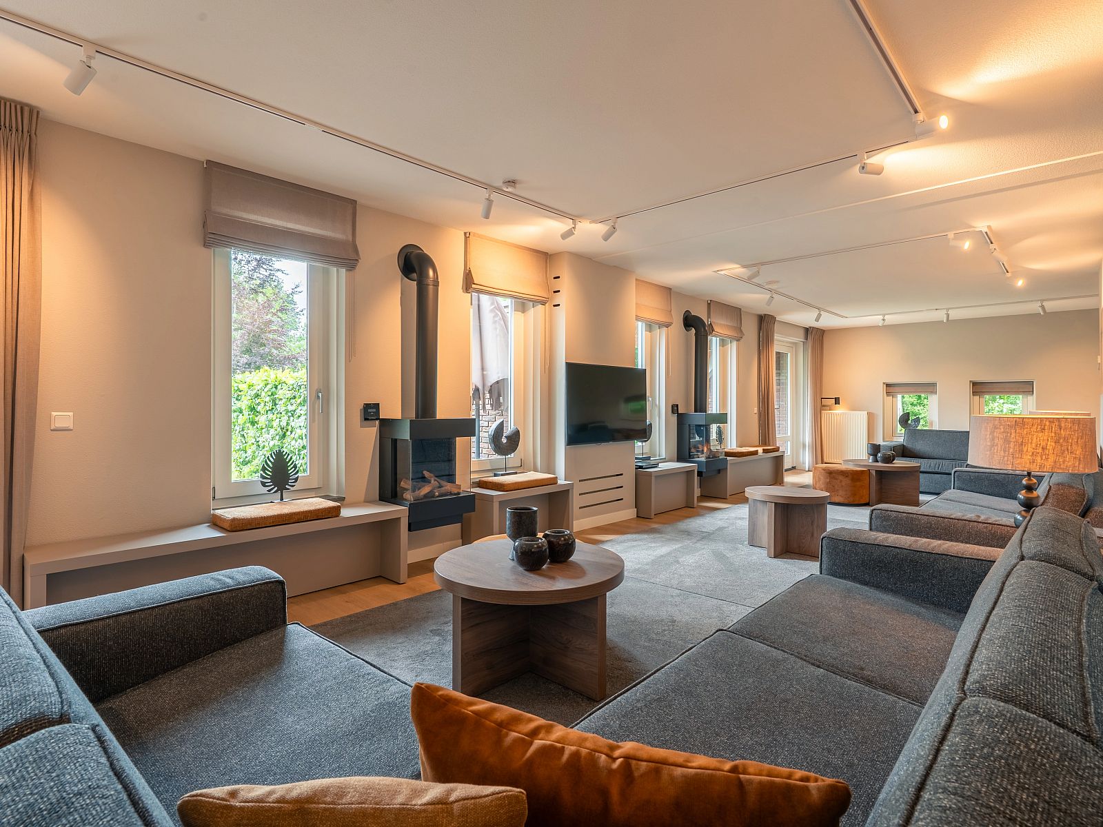 Moderne badkamer met bad en douche in Hof van Saksen 24-persoons vakantieboerderij, ideaal voor ontspanning in Nooitgedacht, Drenthe.