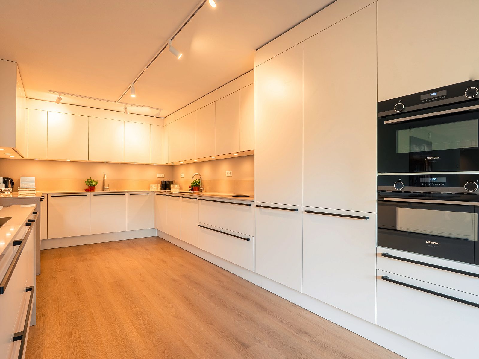 Stijlvolle badkamer met inloopdouche in Hof van Saksen 24-persoons vakantiehuis, een luxe verblijf in Nooitgedacht, Drenthe.