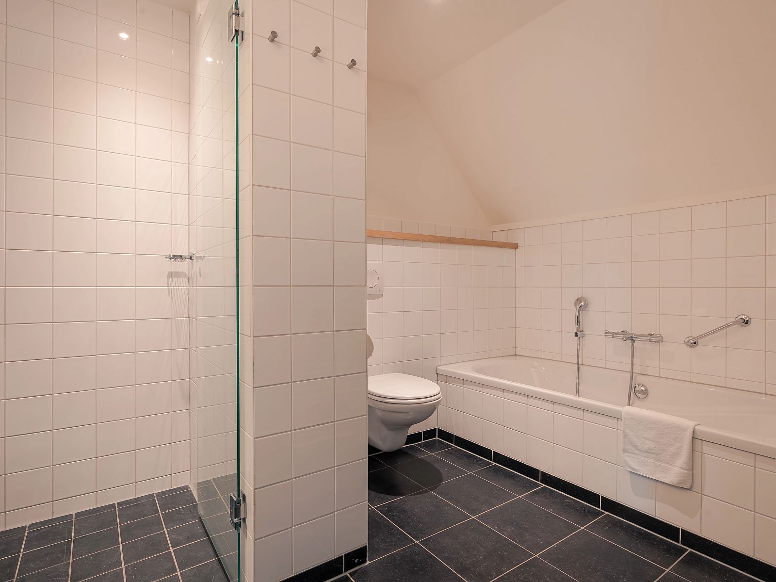 Plattegrond van de begane grond van Hof van Saksen 24-persoons boerderij, een ruim vakantiehuis in Nooitgedacht, Drenthe.